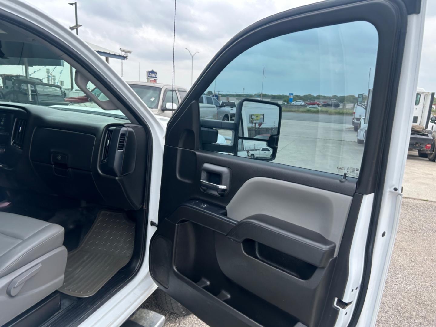 2019 White GMC Sierra 3500HD Base Crew Cab 4WD (1GD42TCY7KF) with an 6.6L V8 OHV 16 DIESEL engine, 6A transmission, located at 1687 Business 35 S, New Braunfels, TX, 78130, (830) 625-7159, 29.655487, -98.051491 - Photo#15